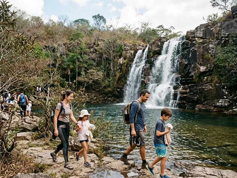 Um roteiro planejado com todo o cuidado para famílias com crianças e idosos curtirem a natureza sem pressa e sem riscos 🌿. As atrações contam com passarelas de madeira, trilhas planas e calçadas, além de mirantes à beira da rodovia que garantem vistas deslumbrantes sem esforço físico excessivo 🏞️. Todas as tardes reservam pausas estratégicas de descanso para recarregar as energias, intercaladas com a saborosa gastronomia local e experiências sensoriais inesquecíveis sob o límpido céu de inverno ☀️.