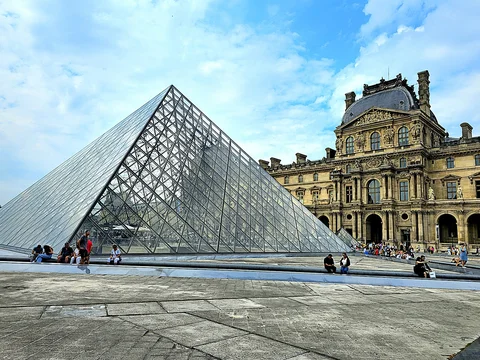 Pirâmide do Louvre (exterior) e Jardin des Tuileries