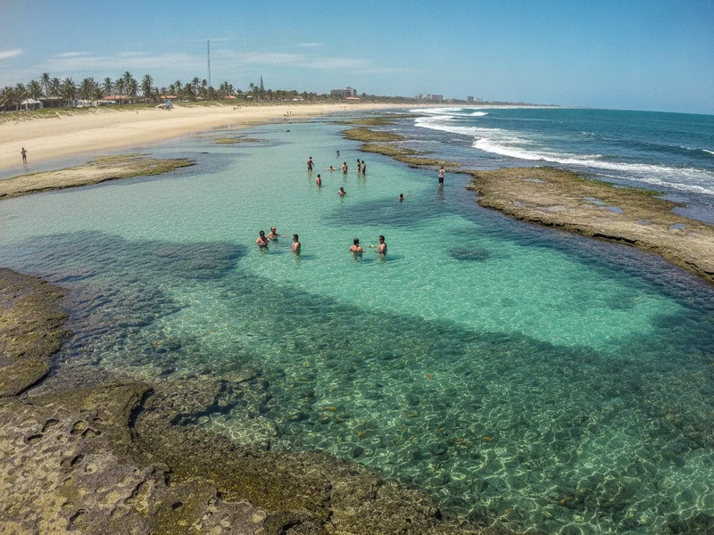 Este roteiro de 3 dias em Maceió é cuidadosamente planejado para amantes da natureza que buscam uma experiência autêntica e sustentável. 🌿🌊 Priorizamos parques naturais, reservas ecológicas e trilhas certificadas, garantindo atividades de baixo impacto ambiental. As acomodações são eco-friendly e os guias especializados em natureza enriquecem cada passeio. Você explorará as piscinas naturais da Praia do Francês, fará trilhas no Parque Municipal de Maceió e navegará pelos manguezais do Rio Pratagy, aprendendo sobre a rica biodiversidade local. O roteiro culmina com a beleza serena da Praia de Ipioca e o Mirante da Sereia, oferecendo momentos de contemplação e relaxamento. Uma viagem que celebra a natureza e promove a sua preservação. 💚
