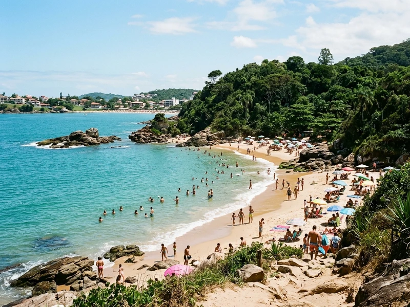 Um roteiro concebido exclusivamente para proporcionar serenidade e renovação profunda no litoral capixaba 🌊. Ao afastar-se dos pontos superlotados, a experiência concentra-se no charmoso balneário de Meaípe e seus recantos preservados, combinando praias calmas sombreadas por castanheiras, a premiada culinária da moqueca tradicional e momentos generosos de descanso em acomodação de alto padrão. O ritmo compassado permite vivenciar a natureza sem pressa, contemplar pores do sol inesquecíveis e desfrutar do verdadeiro silêncio reparador 🧘‍♂️🍃.