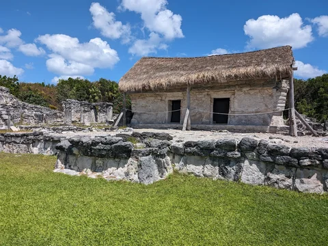 Zona Arqueológica El Rey
