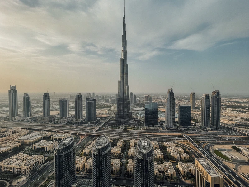 Este roteiro de 3 dias em Dubai foi cuidadosamente planejado para o viajante solo que busca uma mistura de exploração independente, imersão cultural e oportunidades de socialização. Começando pela grandiosidade moderna do Burj Khalifa e Dubai Mall, o roteiro segue para a autenticidade do bairro histórico de Al Fahidi e seus souks vibrantes. Inclui um emocionante Desert Safari, que é uma ótima maneira de conhecer outros viajantes, e visitas a locais icônicos como a Jumeirah Mosque e o Souk Madinat Jumeirah. A hospedagem em um hotel com ambiente comunitário e as opções de alimentação em locais movimentados garantem segurança e conforto. Cada dia é equilibrado com momentos de introspecção e chances de interação, respeitando o desejo de autodescoberta e aventura do viajante solo. 🇦🇪✨