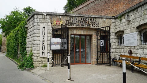 Sziklakorhaz Atombunker Muzeum