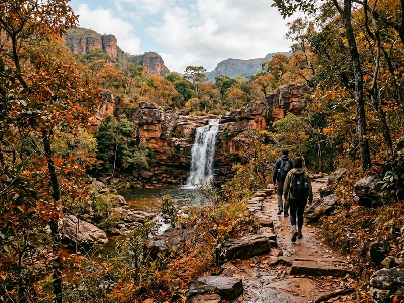 Uma experiência desenhada para verdadeiros amantes da natureza que priorizam sustentabilidade e respeito à biodiversidade. Percorra trilhas certificadas no Parque Nacional, contemple quedas d'água magníficas como o Véu de Noiva e explore cavernas preservadas como a Aroe Jari com guias credenciados. Cada dia alia caminhadas de baixo impacto, culinária autêntica baseada em ingredientes regionais e o aconchego de uma hospedagem eco-friendly integrada ao bioma singular do Cerrado. 🌿✨