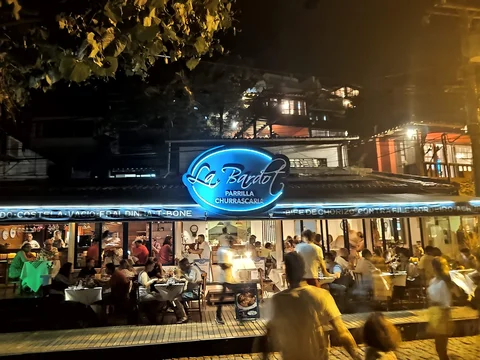 Rua das Pedras e Orla Bardot