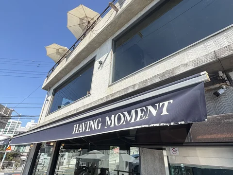Having Moment Cafe