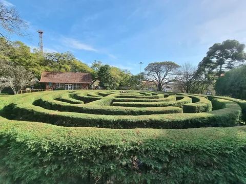 Praça das Flores e Labirinto Verde