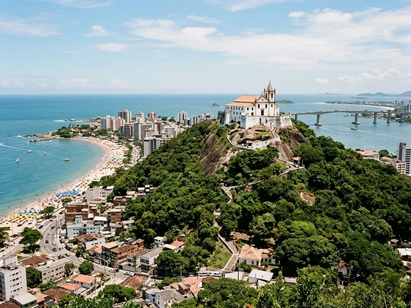 Uma expedição gastronômica refinada pela mais antiga cidade do Espírito Santo! 🌊 Prove a lendária moqueca capixaba preparada em panela de barro artesanal no aclamado Restaurante Atlântica 🍲, desvende os segredos do cacau no Museu da Garoto 🍫 e sinta a autenticidade dos vilarejos de pescadores na Barra do Jucu com peixes frescos na brasa. Complete suas noites com vinhos selecionados e a alta gastronomia contemporânea da Praia da Costa, vivenciando o ápice da hospitalidade e do paladar capixaba! ✨🍷