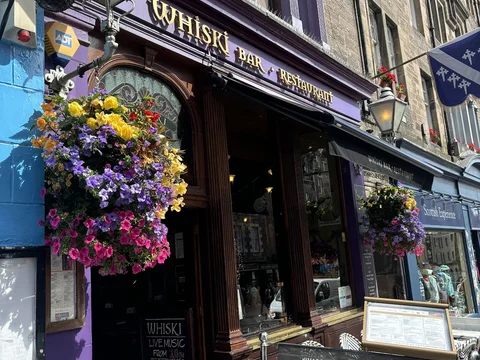 Whiski Bar & Restaurant