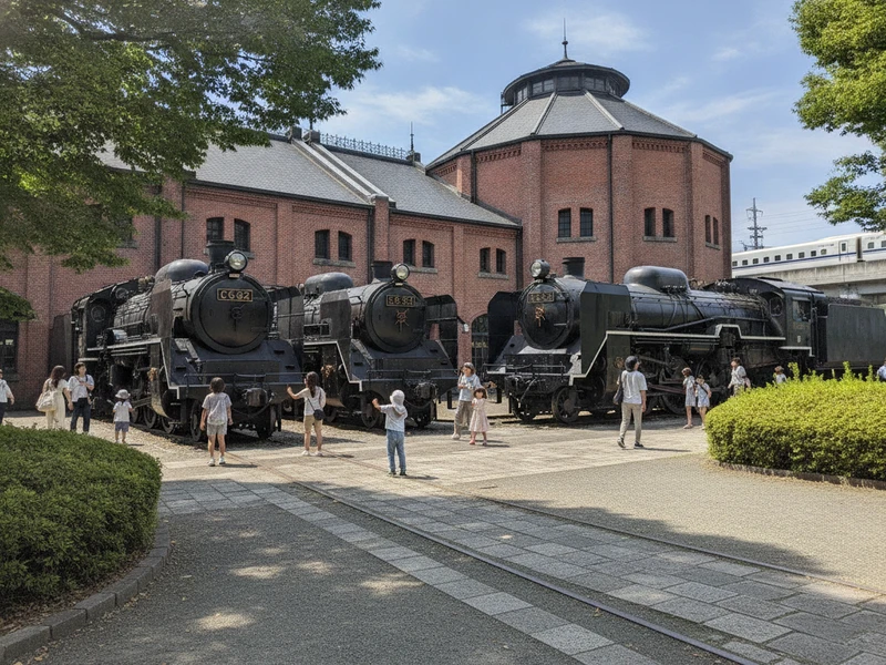 Este roteiro de 3 dias em Kyoto foi cuidadosamente planejado para famílias que buscam uma experiência cultural rica e divertida, com atividades para todas as idades. Priorizamos locais acessíveis, ritmo moderado e muitas pausas para garantir o conforto de crianças e idosos. Exploraremos museus interativos como o Kyoto Railway Museum 🚂, a beleza natural do Bosque de Bambu de Arashiyama 🎋 e a serenidade dos jardins de templos como Toji e Tenryu-ji 🏯. Não faltarão oportunidades para saborear a culinária local em restaurantes familiares 🍜 e desfrutar de momentos de lazer em parques e jardins. A segurança e o bem-estar da família são a nossa prioridade, com deslocamentos eficientes e atividades que promovem a união e a criação de memórias inesquecíveis. Prepare-se para um verão mágico em Kyoto! ✨