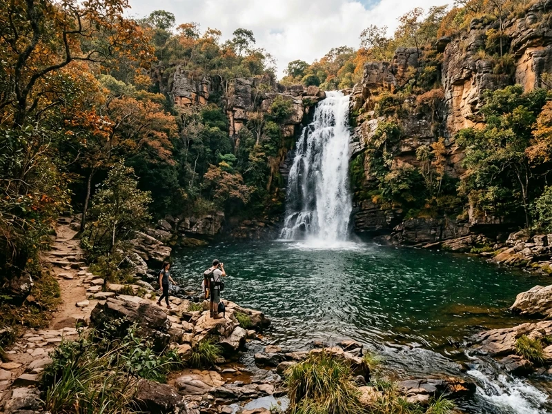 Um roteiro dinâmico e sem pausas passivas feito para desbravadores dispostos a gastar energia física e viver adrenalina pura 🌿. Explore cânions selvagens, desça paredões em rapel guiado, salte em poços profundos e vença montanhas rochosas com os melhores equipamentos de segurança homologados 🪢. Pirenópolis revela sua faceta mais selvagem e vigorosa sob o céu límpido do outono goiano ⚡.