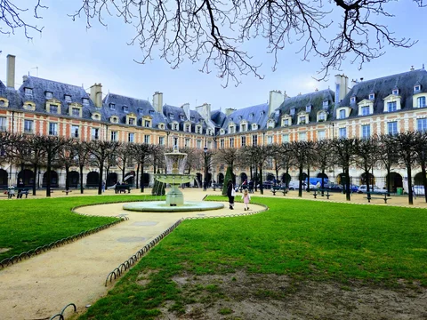 Exploração do bairro Le Marais e Place des Vosges