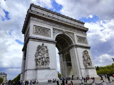 Vista panorâmica do Arc de Triomphe ao entardecer