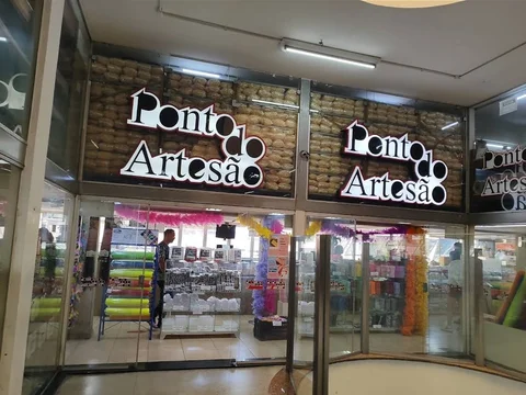 Exploração de galerias e lojas de artesanato em Savassi