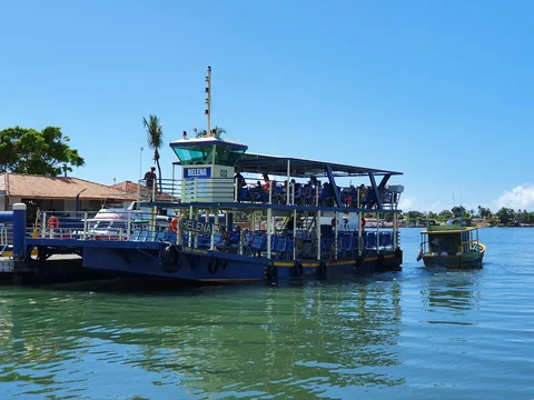 Travessia de balsa para Arraial d'Ajuda