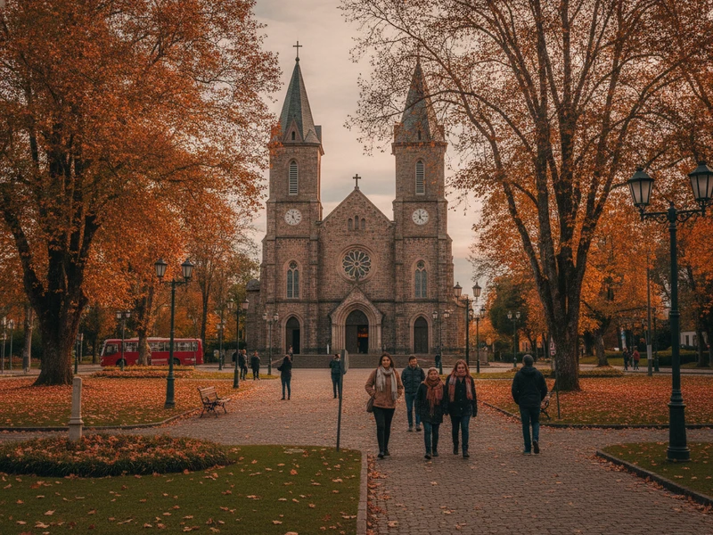 Este roteiro de 3 dias por Gramado e Canela é meticulosamente planejado para viajantes que buscam uma profunda imersão cultural na Serra Gaúcha. 🗺️✨ Longe dos clichês, cada dia é uma jornada para desvendar a rica herança europeia da região, a história por trás de seus monumentos e a autenticidade de sua gastronomia e artesanato. Exploraremos a arquitetura imponente da Igreja Matriz São Pedro e a história do cinema no Palácio dos Festivais. Mergulharemos na arte da perfumaria e na tradição dos cristais, além de conhecer a vida dos colonos. Em Canela, a majestosa Catedral de Pedra e a beleza natural do Parque do Caracol serão apreciadas com seu devido contexto histórico e geológico. A culinária, com forte influência italiana e alemã, será um ponto alto, com refeições em restaurantes que celebram a tradição local. Prepare-se para uma experiência enriquecedora, onde cada atração é uma porta para o passado e para a alma vibrante da Serra Gaúcha. 🍷🧀🎨