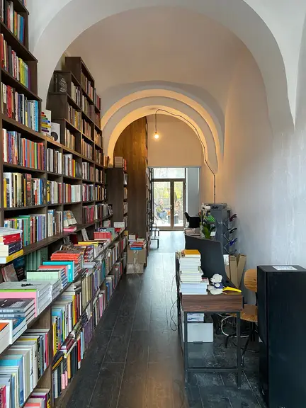 De Revolutionibus Books and Cafe